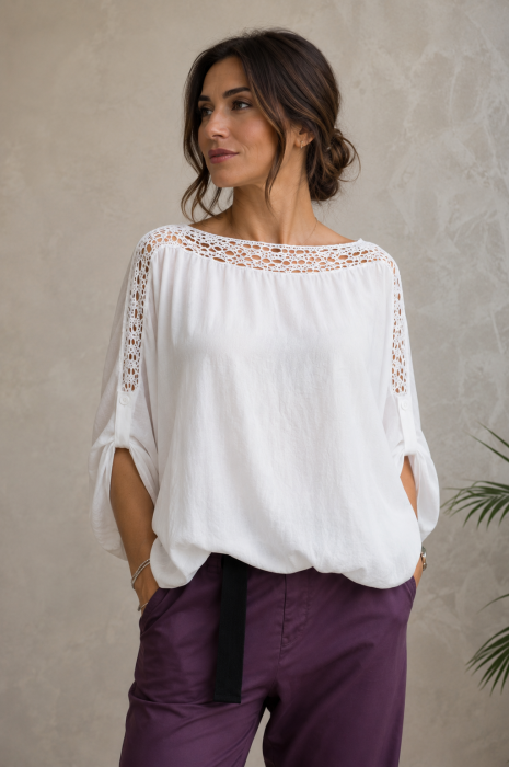Bluza din matase si vascoza cu dantela pe umeri - alba