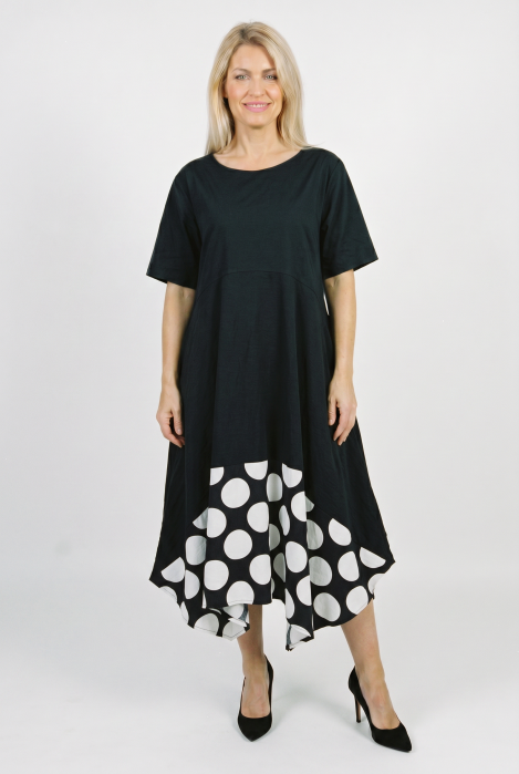 Rochie midi lejera oversize din vascoza, cu croi amplu si colturi, neagra cu buline albe