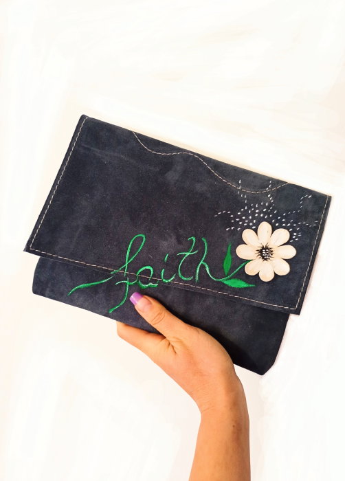 Plic bleumarin  din piele naturala intoarsa, cu crizantema si mesaj ,handmade