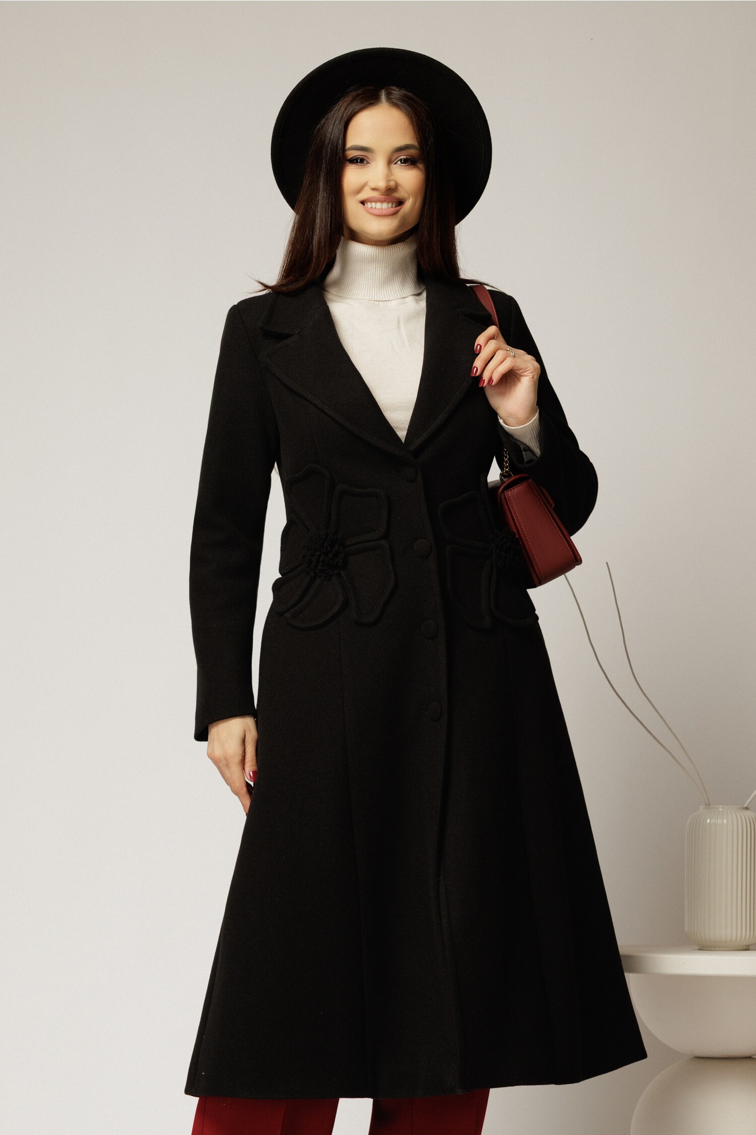 Palton Negru Midi cu Floare - Eleganță Asigurată