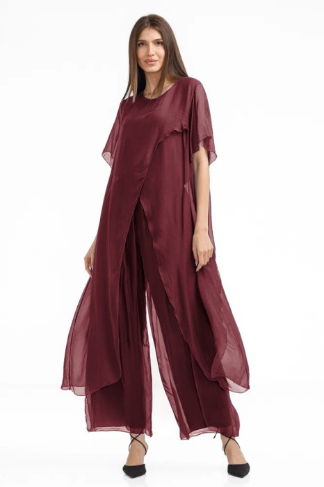 Compleu cu pantaloni lejeri si bluza fluida in colturi lungi, din matase si vascoza, bordo