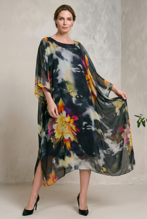 Rochie lunga din matase vaporoasa, croi lejer oversize tip kaftan, imprimeu artistic pe fond negru