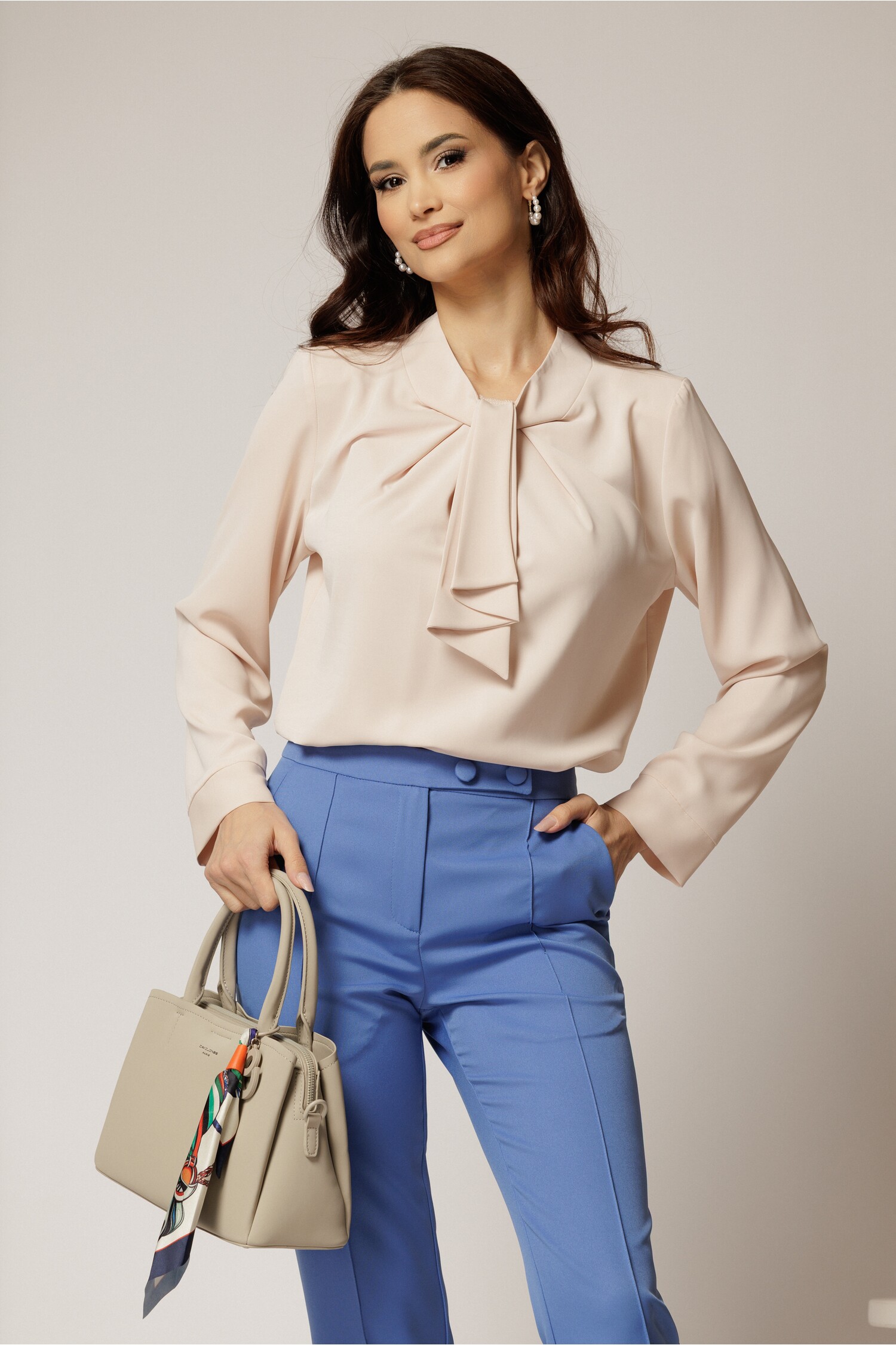 Bluza Bej cu Aplicație Tip Cravată | Stil Elegant