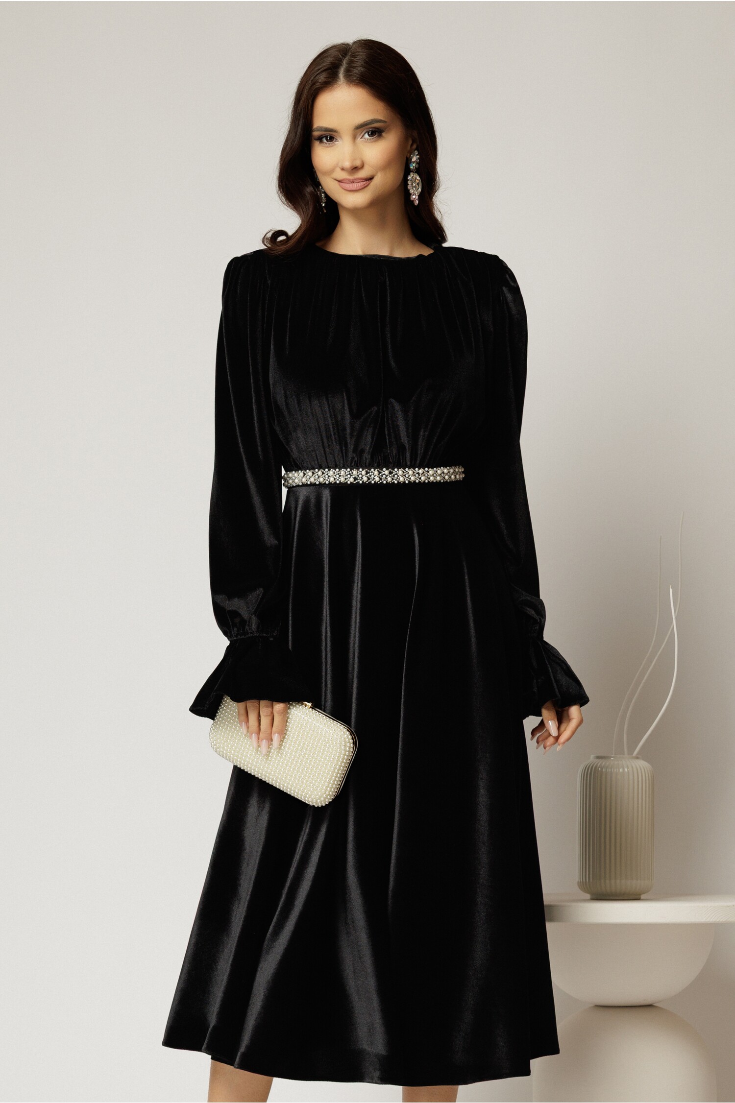 Rochie DY Fashion catifea neagra cu perle