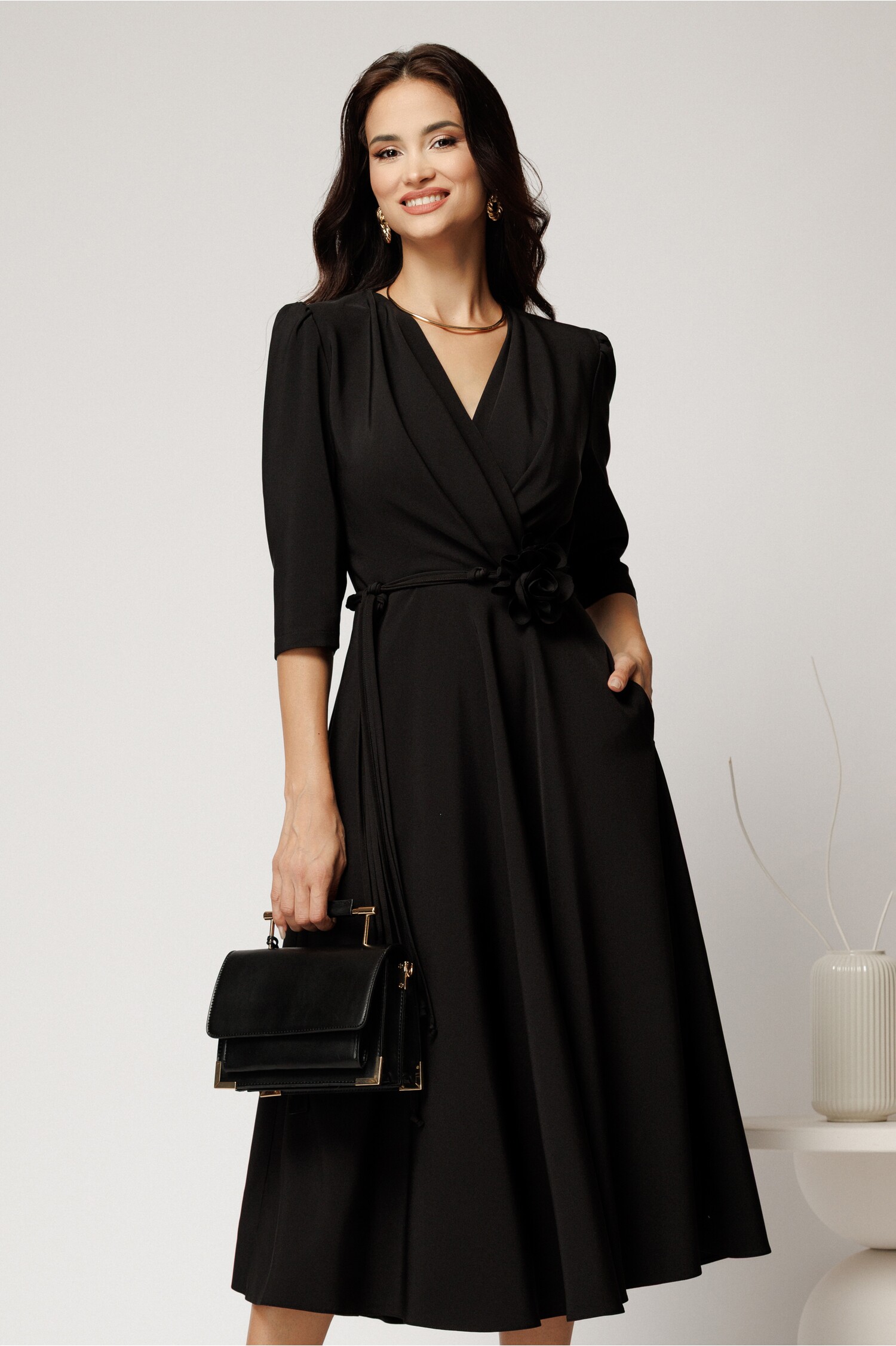 Rochie Neagra Midi Eleganta din Stofa cu Croi Clos