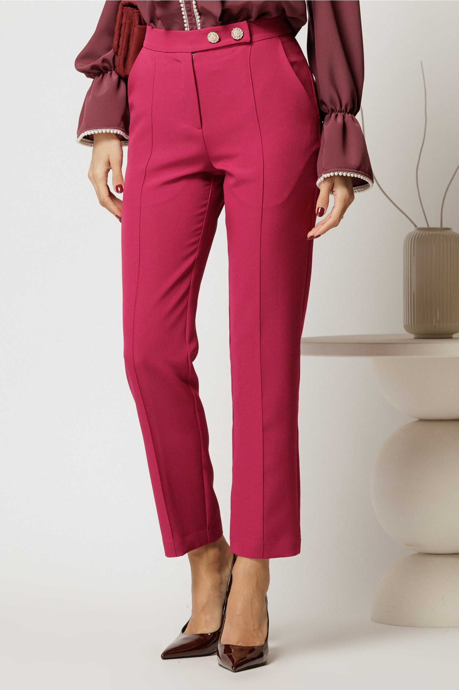 Pantaloni Fucsia Conici cu Nasturi Eleganți