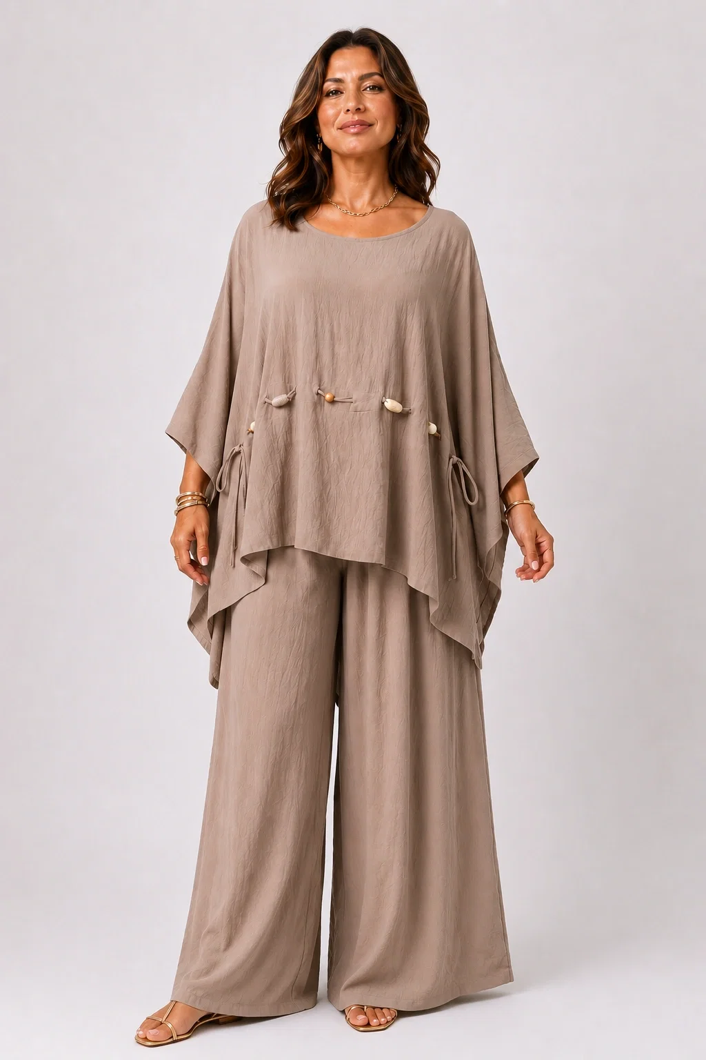 Compleu dama, masura mare, din vascoza cu pantaloni palazzo si bluza lejera cu margele, bej inchis