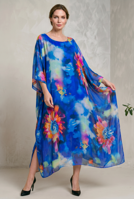 Rochie lunga din matase vaporoasa, croi lejer oversize tip kaftan, imprimeu artistic pe fond albastru electric