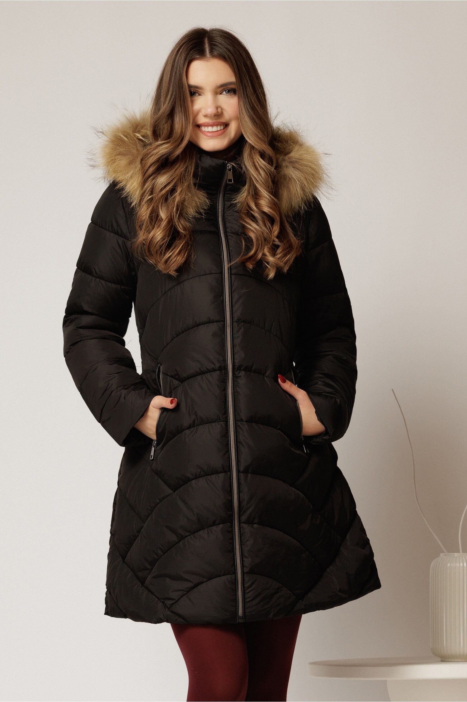 Geacă Dama Neagră cu Glugă Detasabilă - Stil și Confort