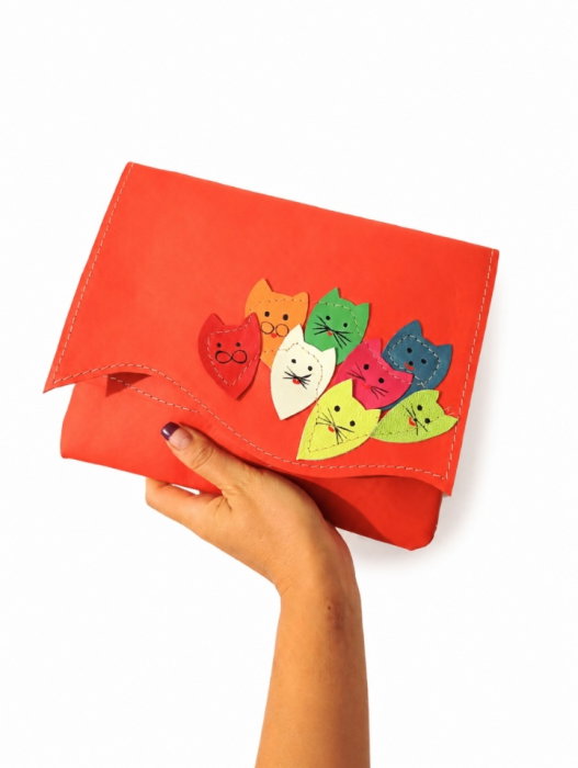 Plic corai handmade  din piele naturala  , cu pisicute