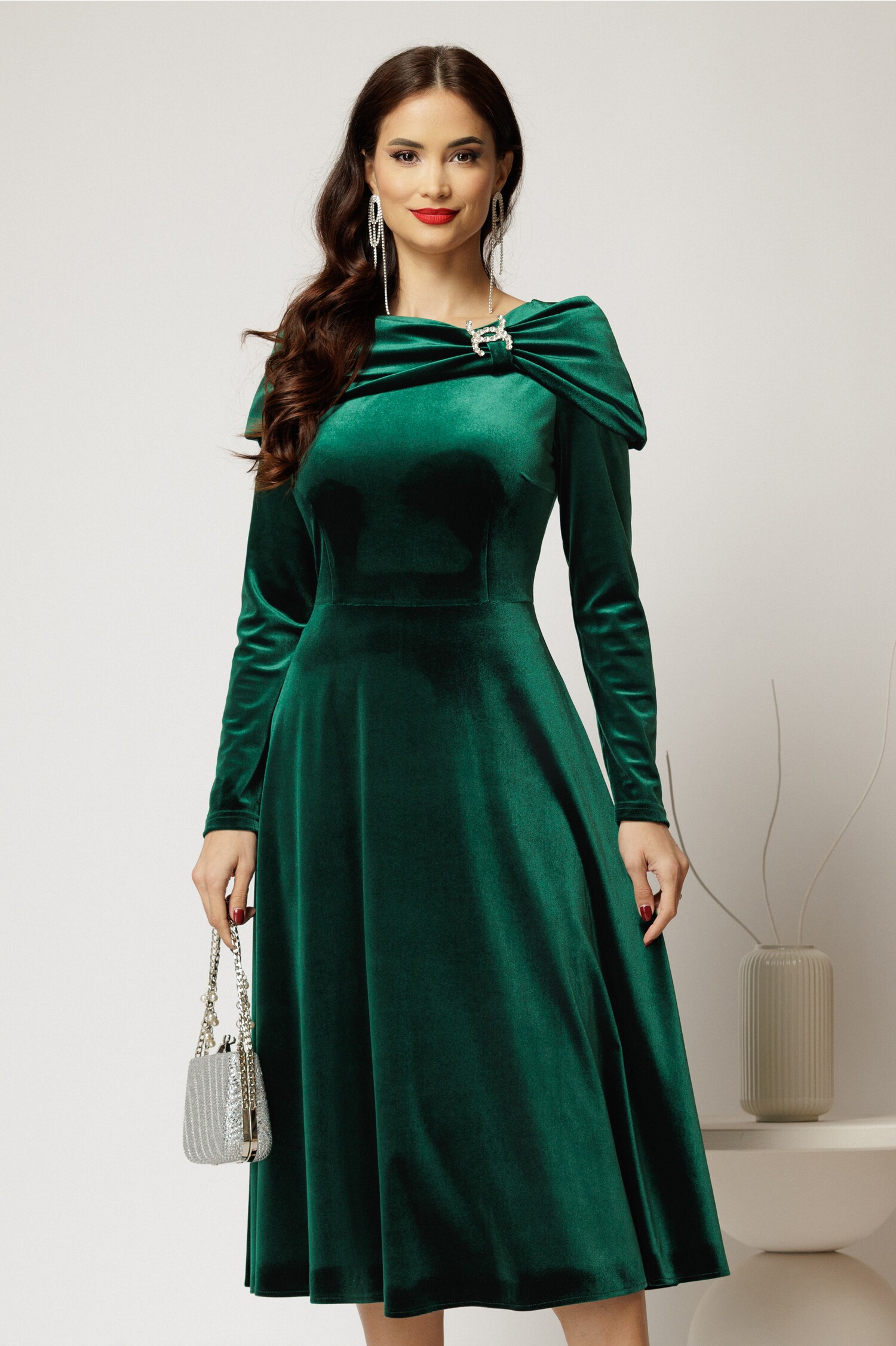 Rochie Catifea Verde Midi cu Brosa Eleganta