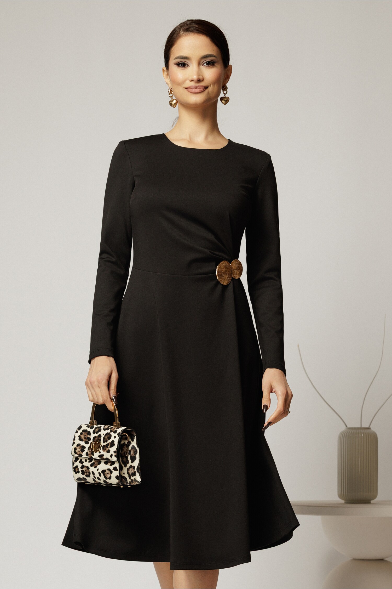 Rochie Midi Neagra Eleganta cu Accesoriu Auriu