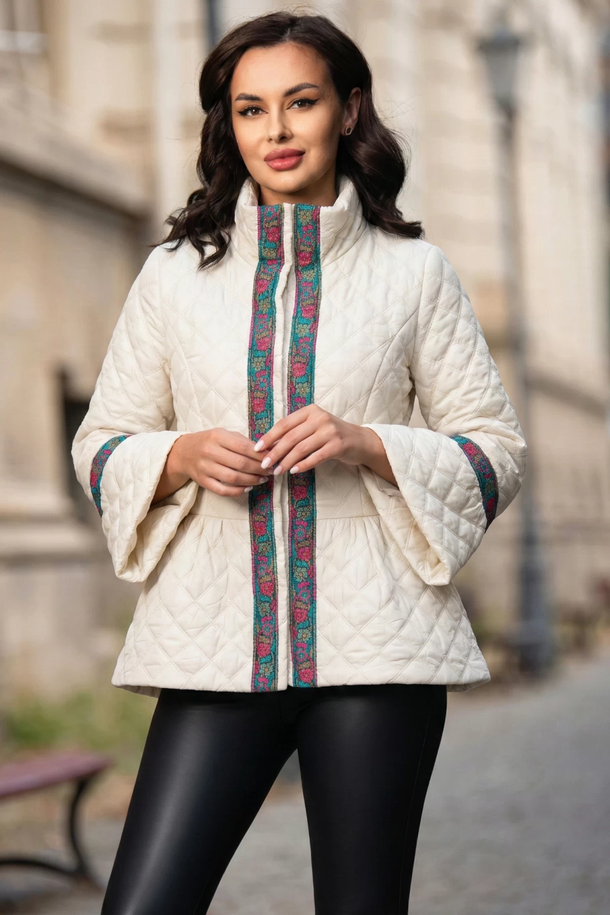 Jacheta dama alba cu banda brodata turquoise si peplum