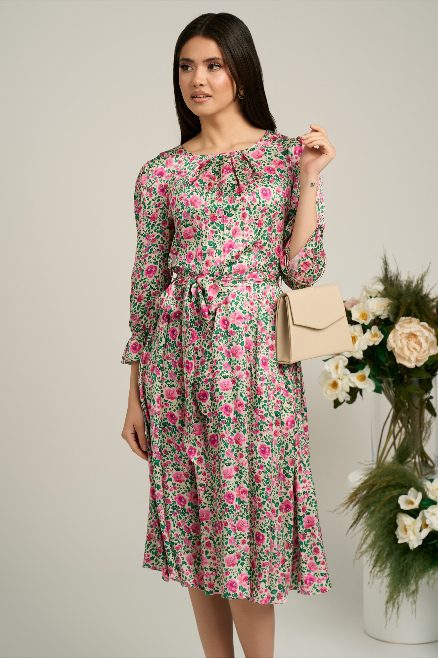 Rochie Satin Bej cu Flori Fucsia