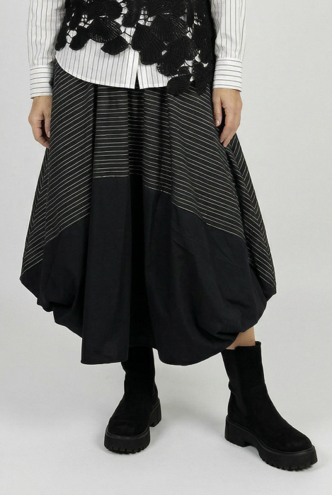 Fusta midi cu colturi, din bumbac, neagra cu dungute albe sus