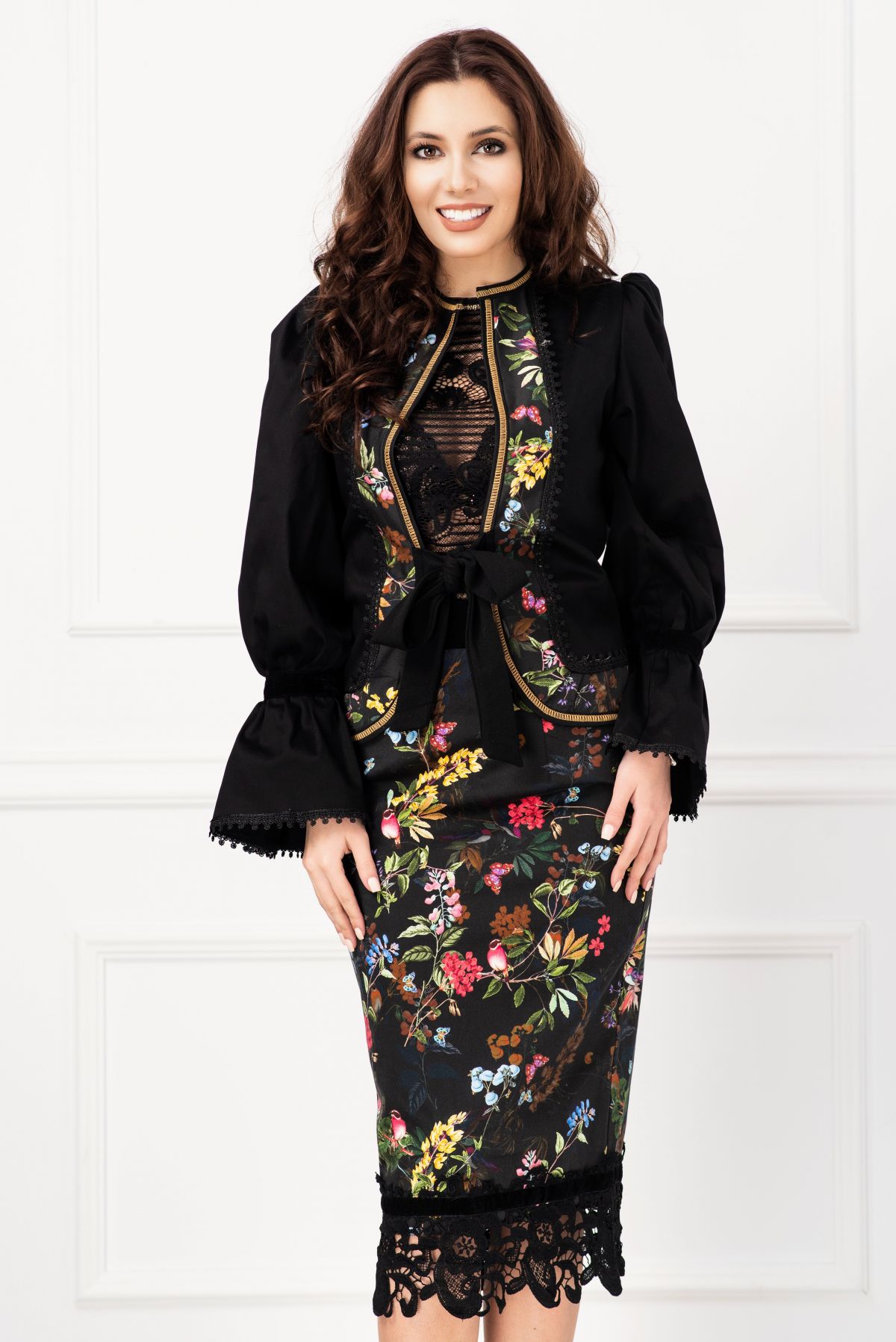 Fusta Traditionala Legendaria cu Broderie Florală